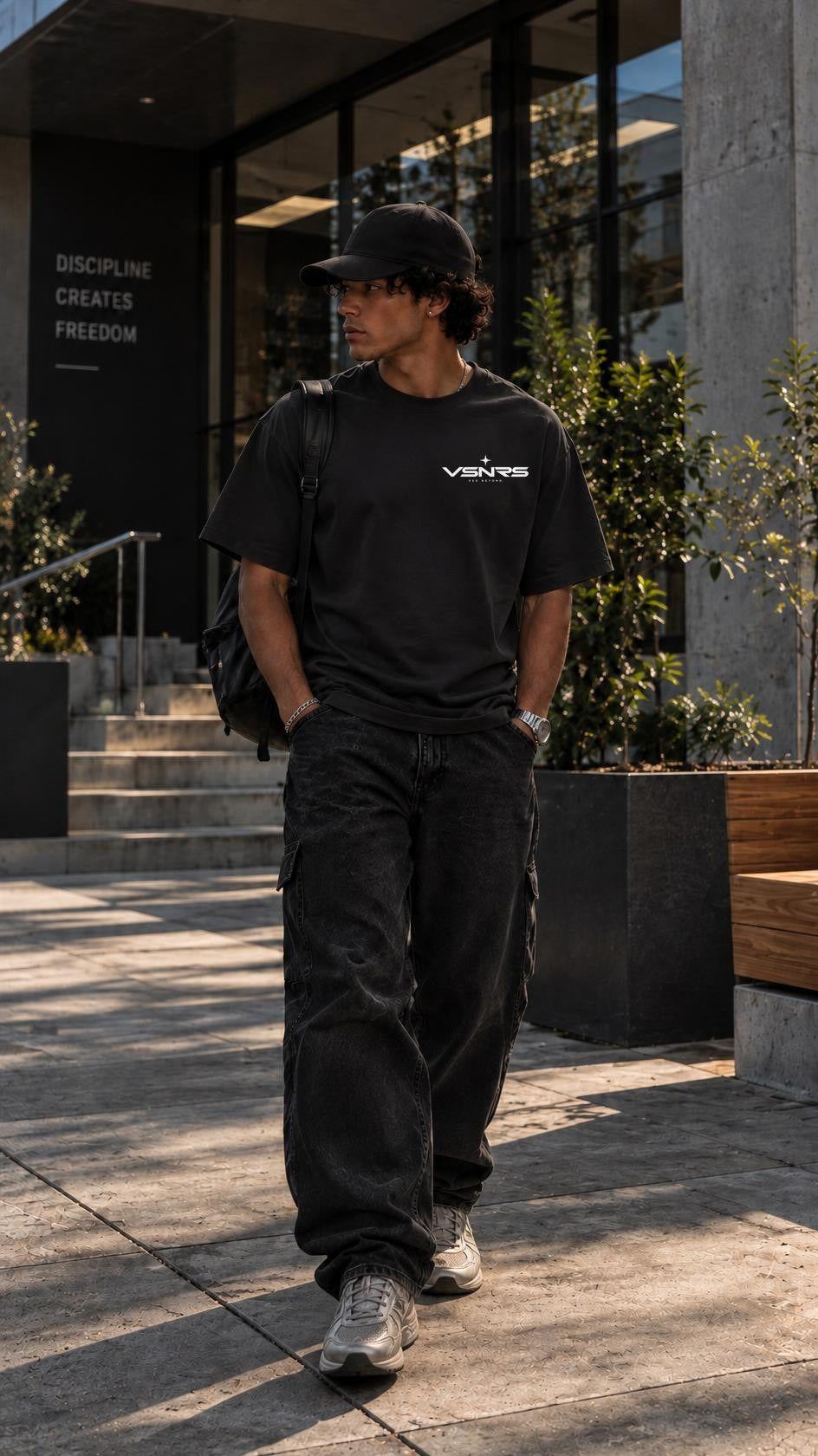 VSNRS look camiseta negra edificio
